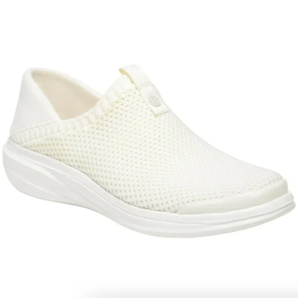 Bzees Clever Women's Athletic Gardenia (WIDE)